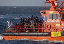 خفر السواحل الإسباني بعد إنقاذ مهاجرين وصلوا على متن قارب