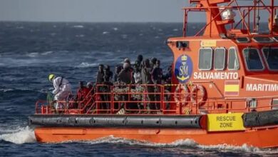 خفر السواحل الإسباني بعد إنقاذ مهاجرين وصلوا على متن قارب