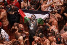 علم فلسطين في مهرجان الطماطم - اسبانيا 2025