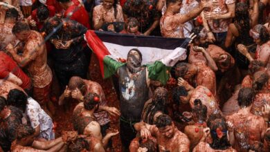 علم فلسطين في مهرجان الطماطم - اسبانيا 2025