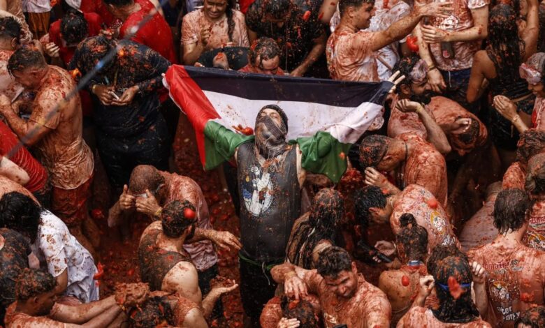 علم فلسطين في مهرجان الطماطم - اسبانيا 2025