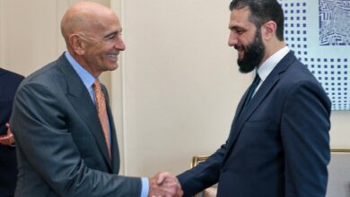الرئيس السوري أحمد الشرع و المبعوث الأمريكي توم باراك