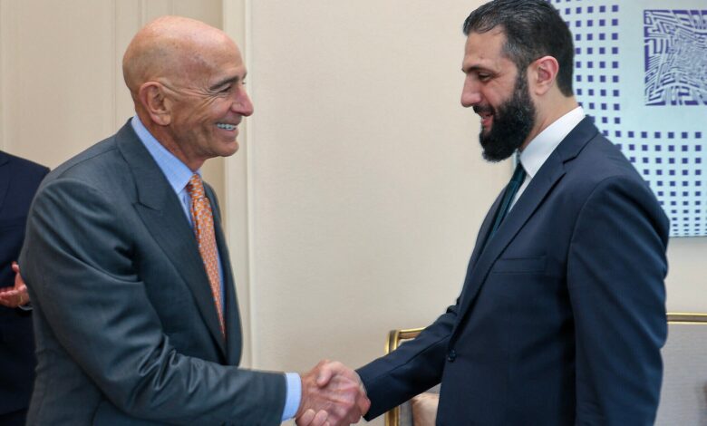 الرئيس السوري أحمد الشرع و المبعوث الأمريكي توم باراك