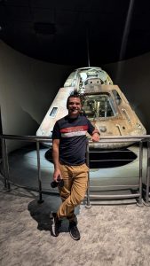 الكاتب من أمام المركبة التي هبطت عى المريخ