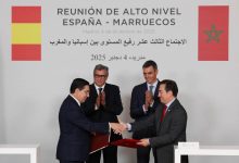 رئيس الوزراء الإسباني بيدرو سانشيز ورئيس الوزراء المغربي عزيز أخنوش يحضران توقيع اتفاقيات مع وزير الخارجية الإسباني خوسيه مانويل ألباريس ووزير الخارجية المغربي ناصر بوريطة، في قصر مونكلوا في مدريد، إسبانيا.