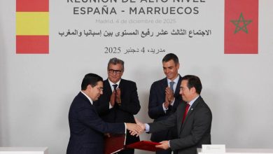 رئيس الوزراء الإسباني بيدرو سانشيز ورئيس الوزراء المغربي عزيز أخنوش يحضران توقيع اتفاقيات مع وزير الخارجية الإسباني خوسيه مانويل ألباريس ووزير الخارجية المغربي ناصر بوريطة، في قصر مونكلوا في مدريد، إسبانيا.