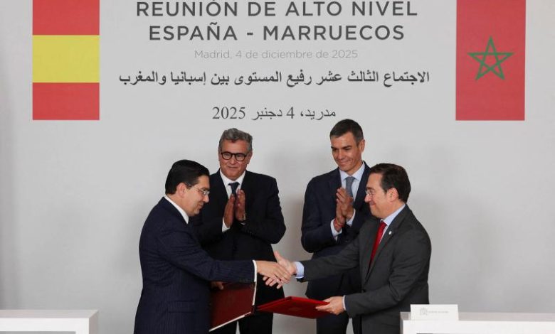 رئيس الوزراء الإسباني بيدرو سانشيز ورئيس الوزراء المغربي عزيز أخنوش يحضران توقيع اتفاقيات مع وزير الخارجية الإسباني خوسيه مانويل ألباريس ووزير الخارجية المغربي ناصر بوريطة، في قصر مونكلوا في مدريد، إسبانيا.