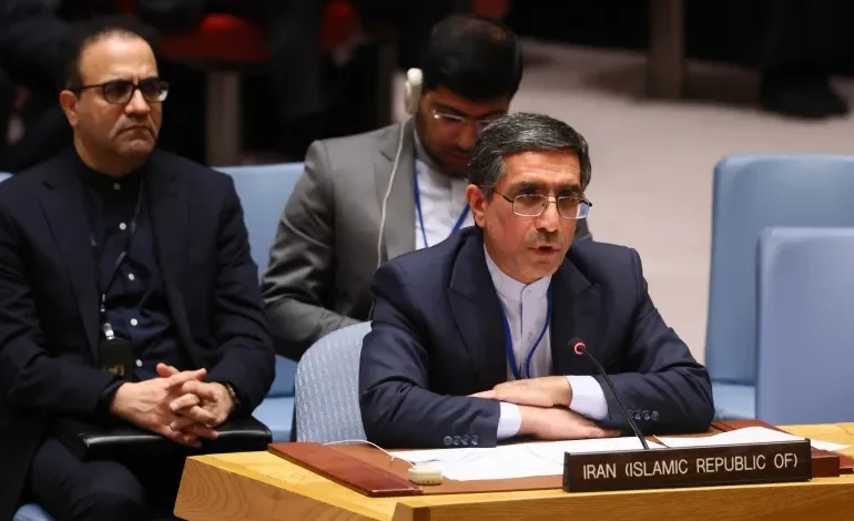 غلام حسين دارزي، سفير ونائب المندوب الدائم للجمهورية الإسلامية الإيرانية لدى الأمم المتحدة، خلال اجتماع لمجلس الأمن التابع للأمم المتحدة يوم الخميس في مدينة نيويورك بالولايات المتحدة